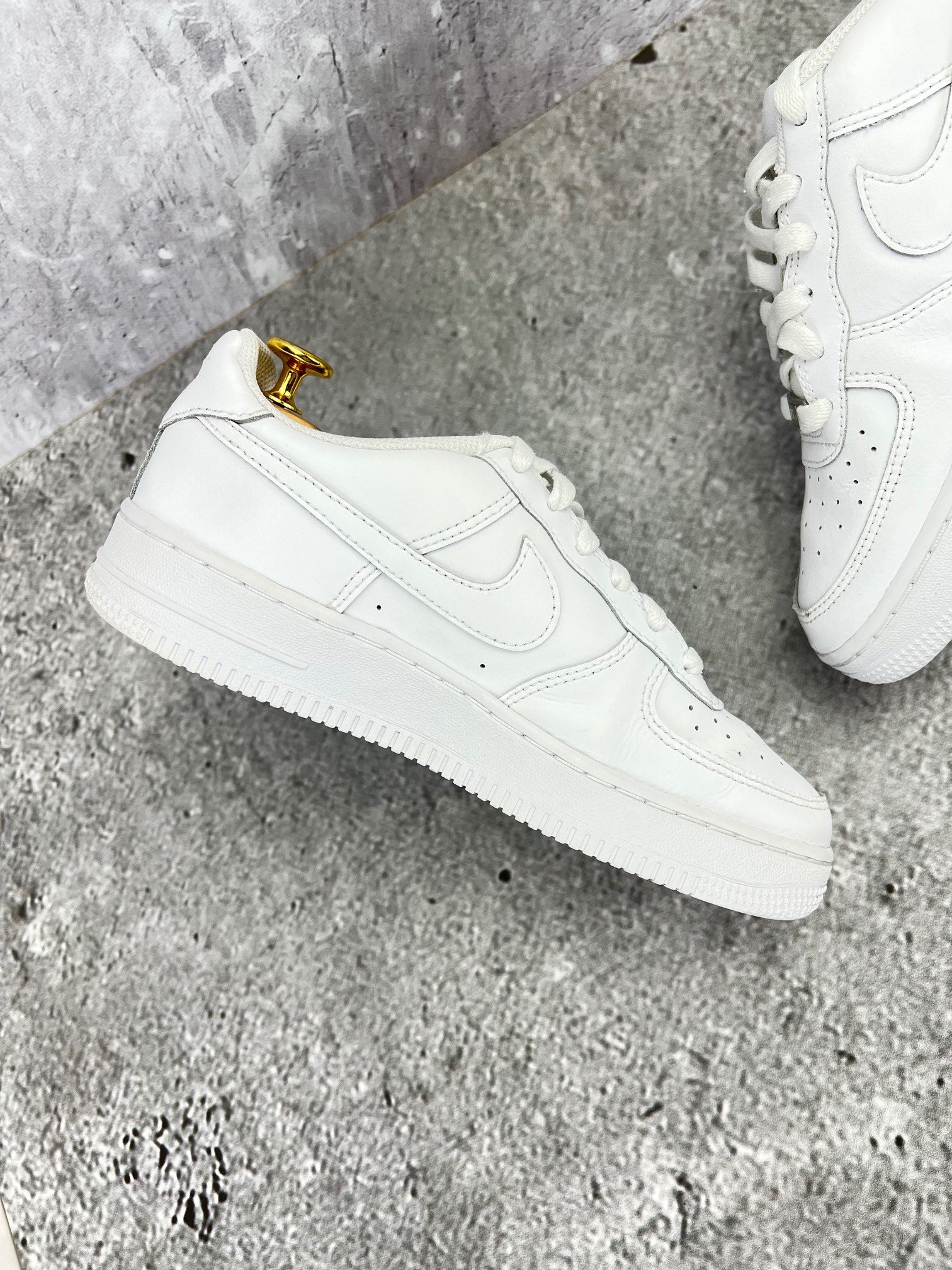 Nike Air Force 1 Low Triple White - buty sportowe, wewnętrzny panel lewego buta