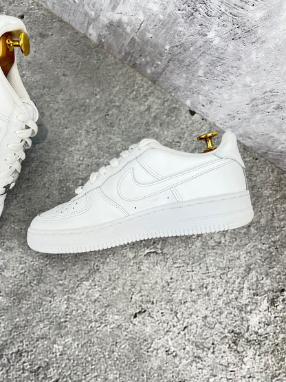 Nike Air Force 1 Low Triple White - buty sportowe, wewnętrzny panel prawego buta
