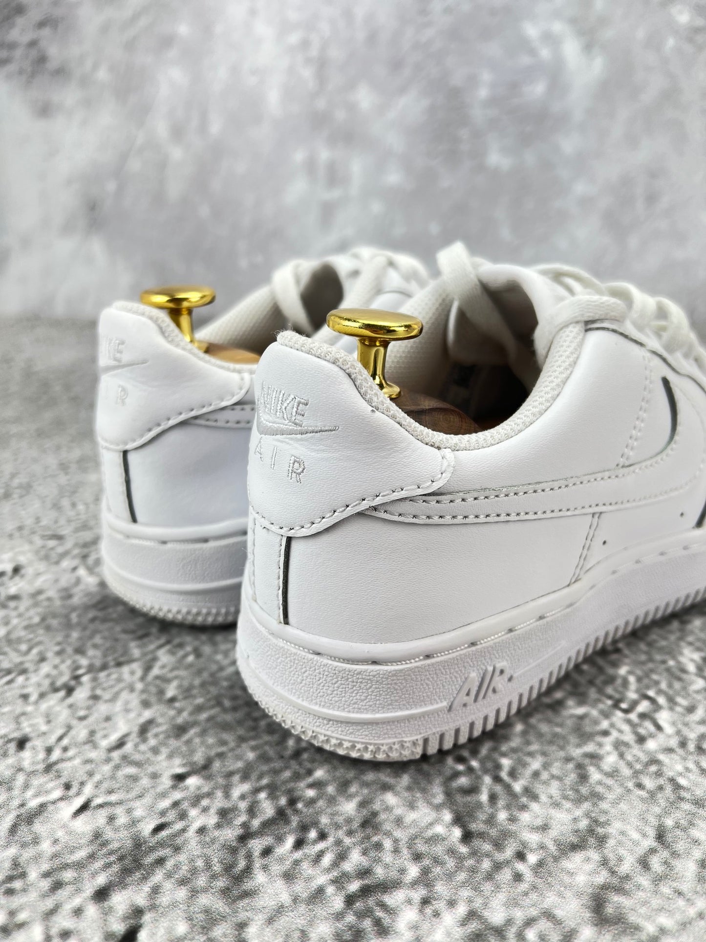 Nike Air Force 1 Low Triple White - buty sportowe, widok z tyłu