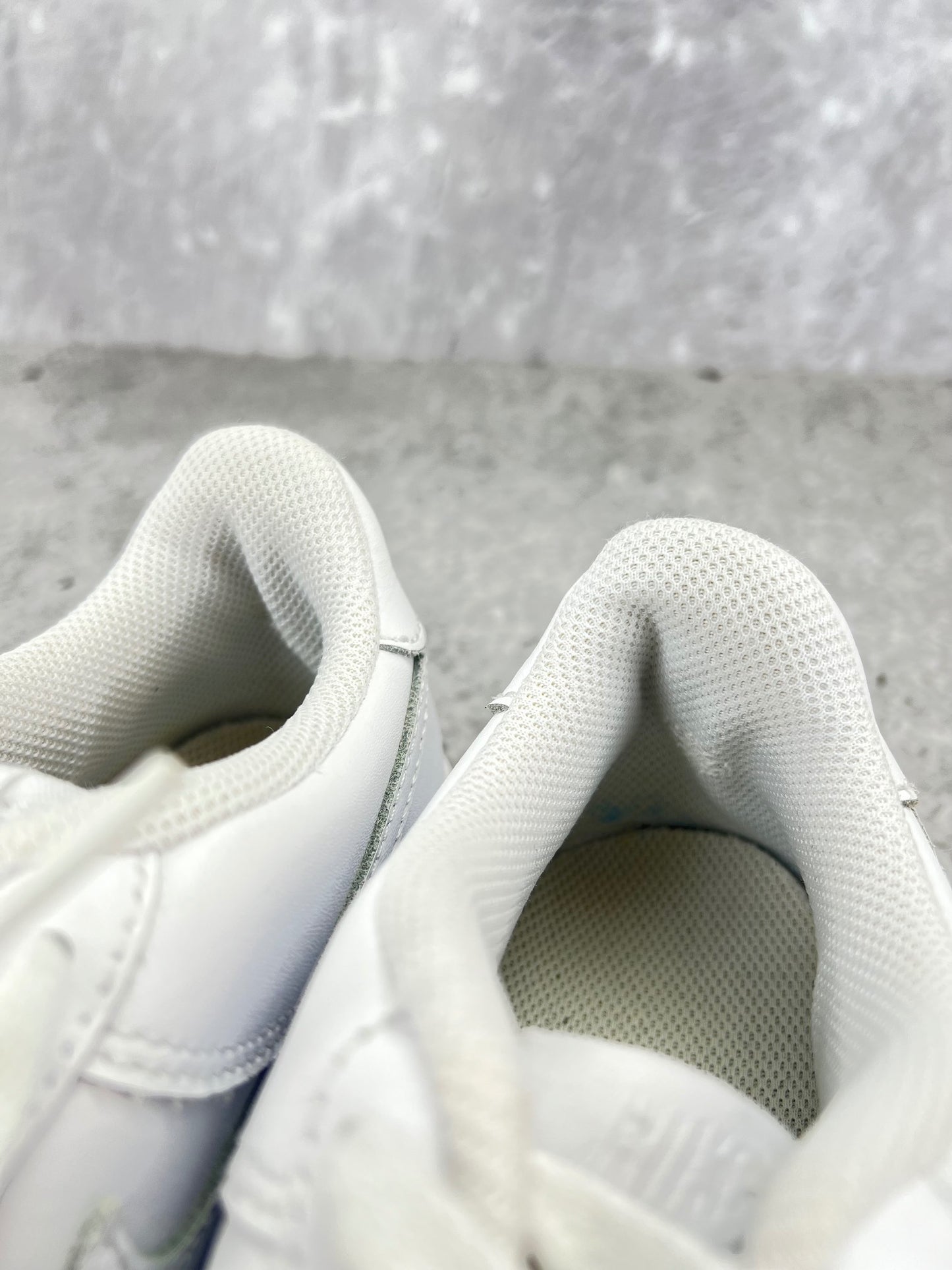 Nike Air Force 1 Low Triple White - buty sportowe, zapiętki butów