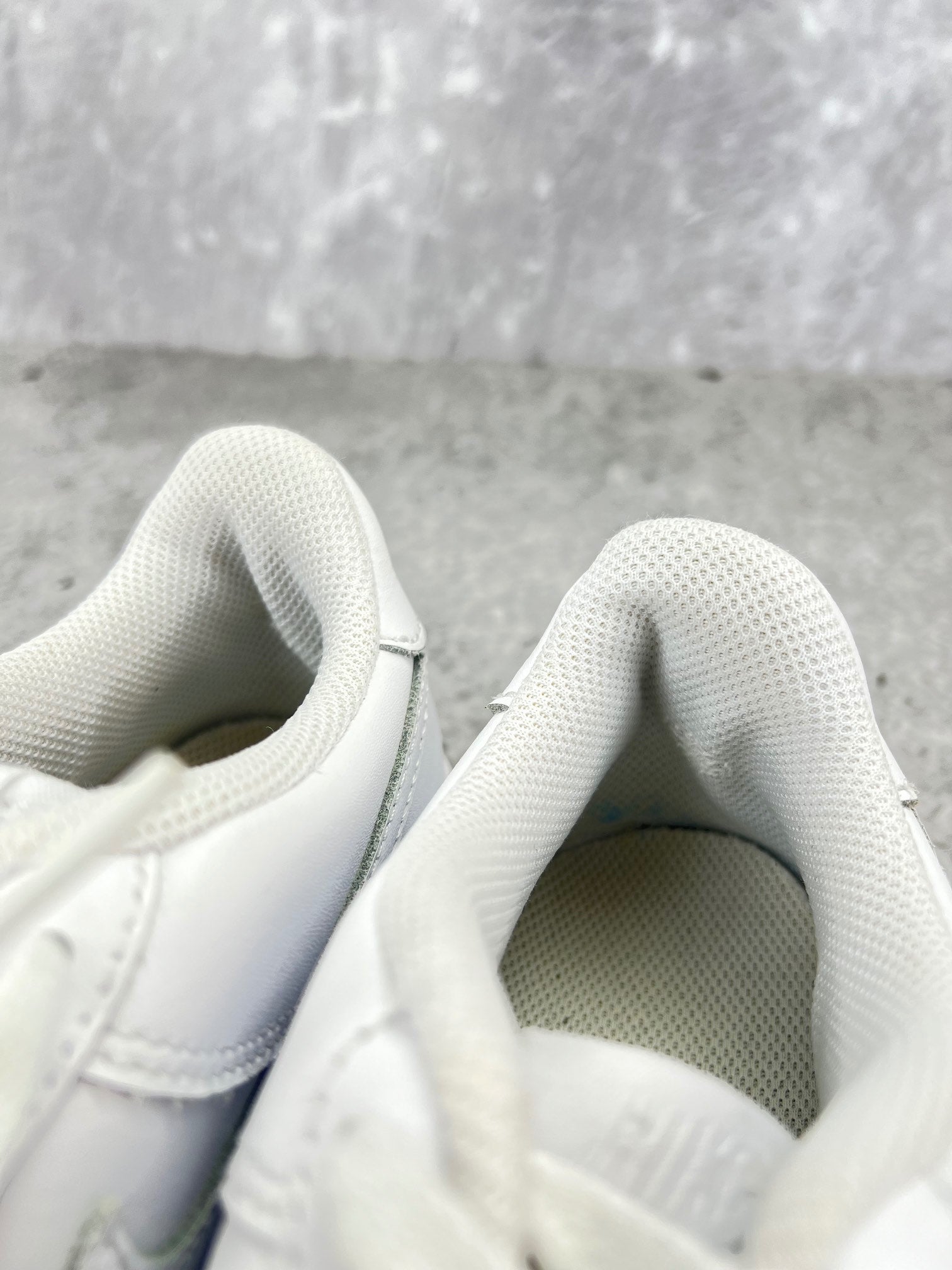 Nike Air Force 1 Low Triple White - buty sportowe, zapiętki butów