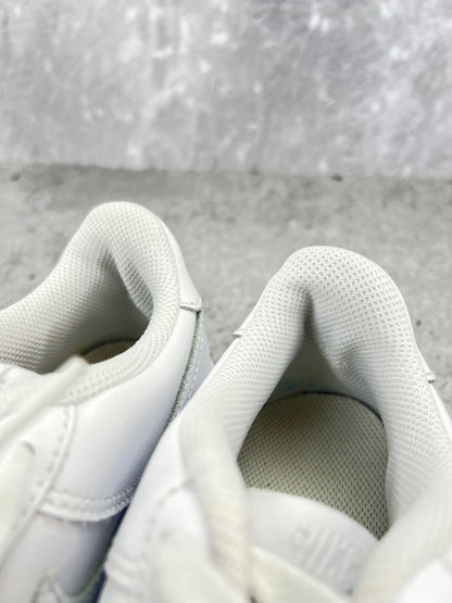 Nike Air Force 1 Low Triple White - buty sportowe, zapiętki butów
