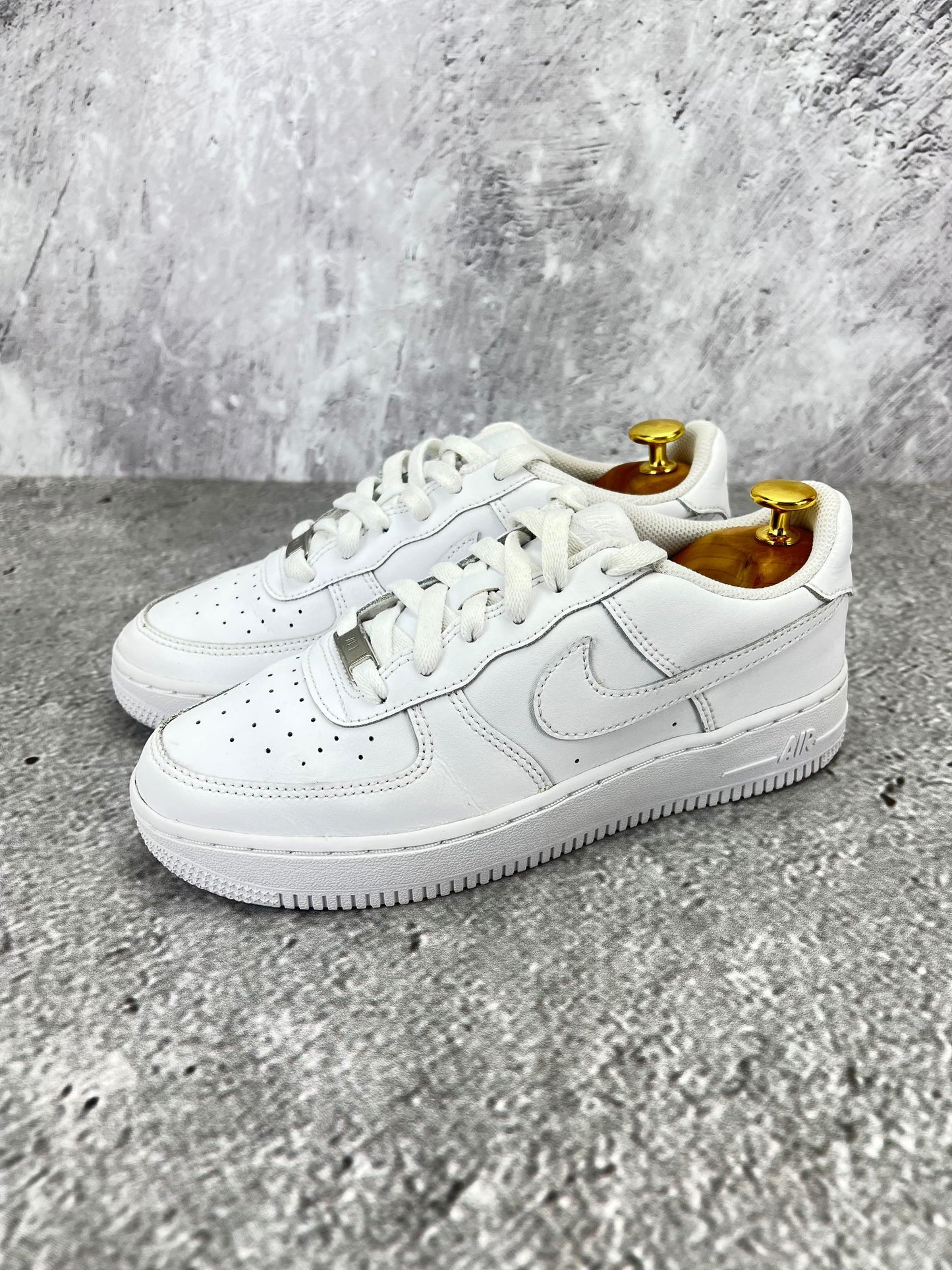 Nike Air Force 1 Low Triple White - buty sportowe, widok z boku na tle studyjnym