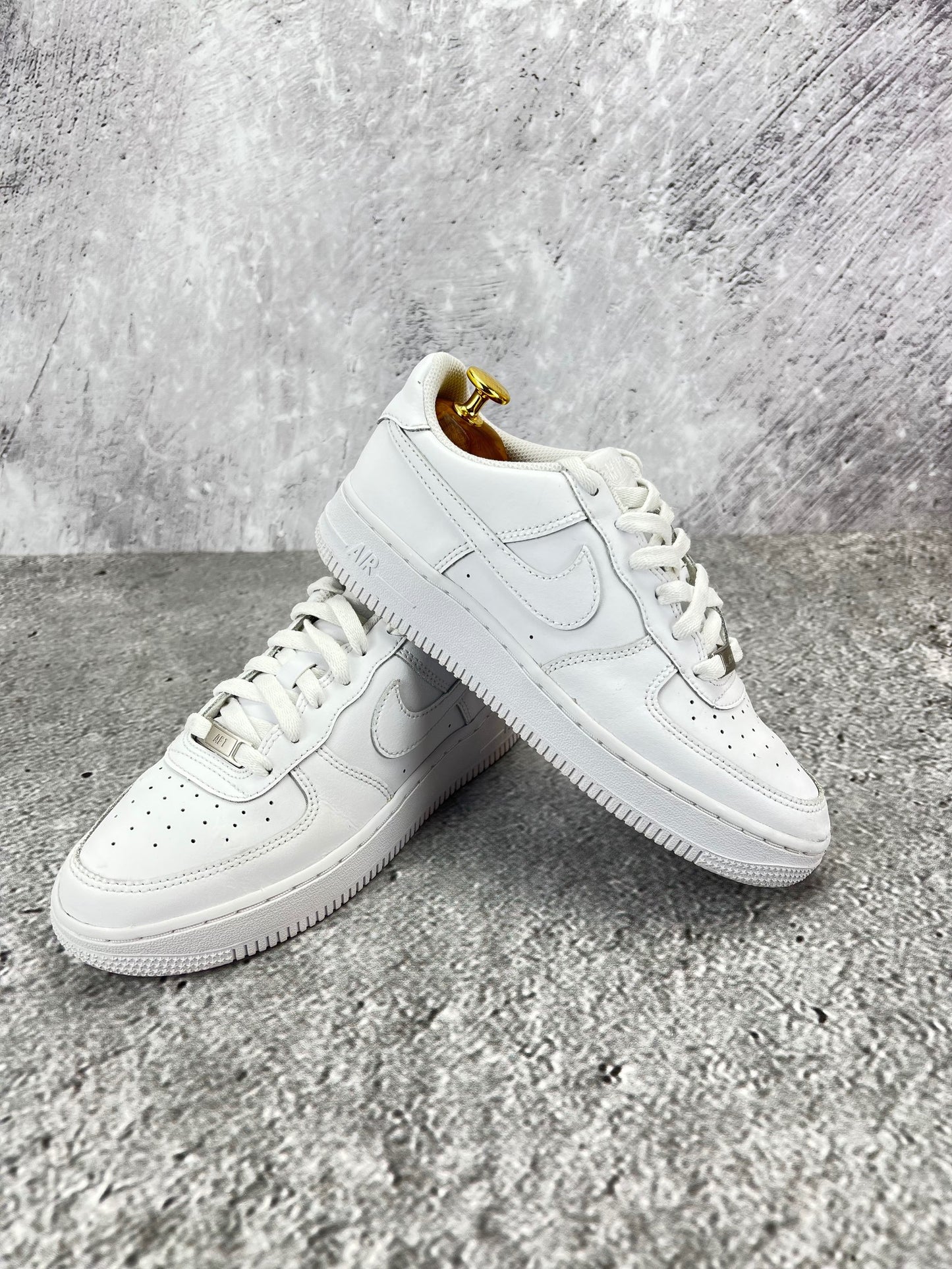 Nike Air Force 1 Low Triple White - buty sportowe, para butów, widok z boku na tle studyjnym