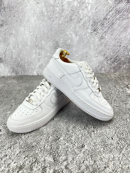 Nike Air Force 1 Low Triple White - buty sportowe, para butów, widok z boku na tle studyjnym