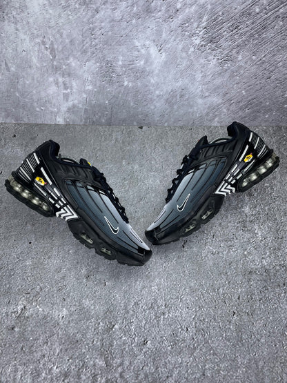 Nike Air Max Plus 3 Black White - buty sportowe, zewnętrzny panel prawego buta