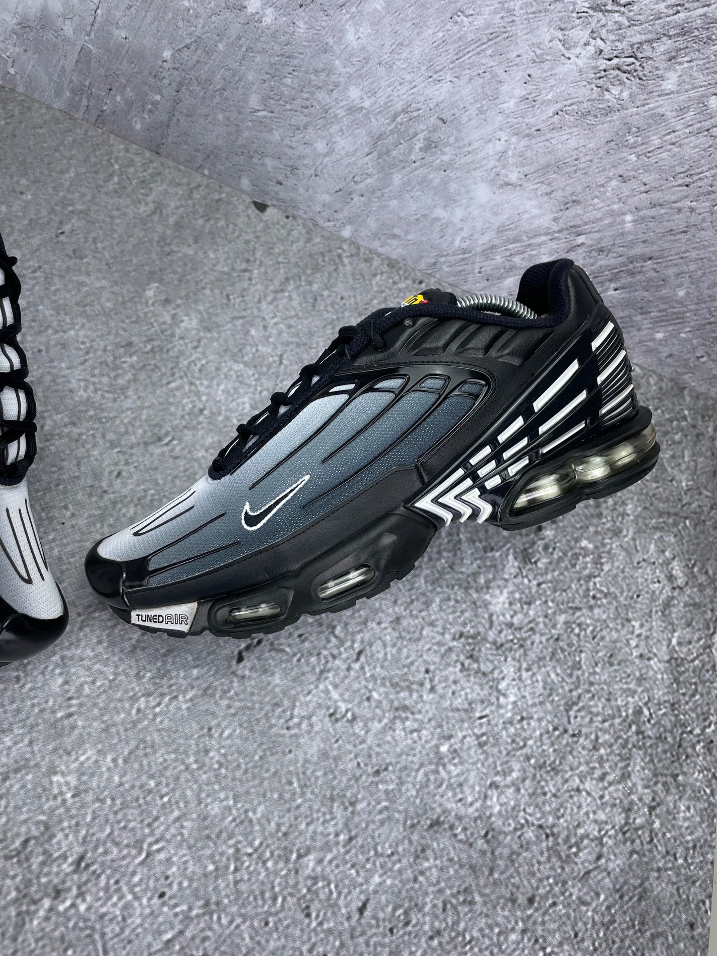 Nike Air Max Plus 3 Black White - buty sportowe, widok z góry na wewnętrzną stronę butów