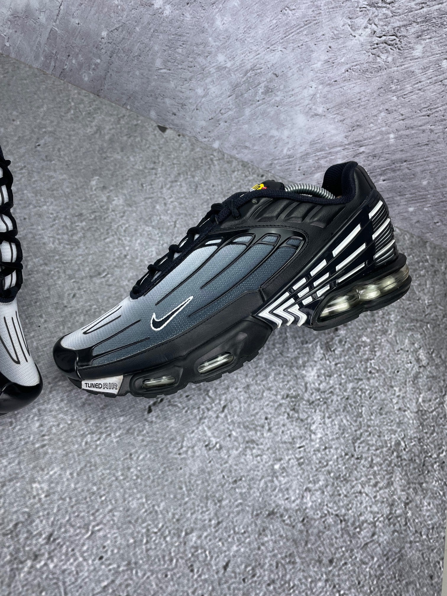 Nike Air Max Plus 3 Black White - buty sportowe, widok z góry na wewnętrzną stronę butów