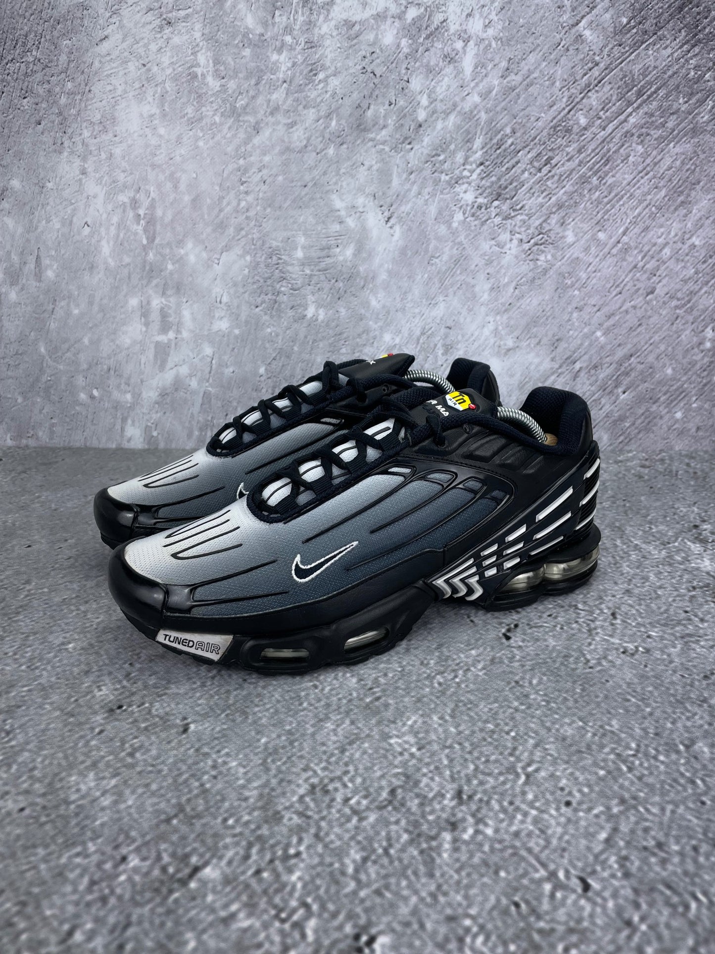 Nike Air Max Plus 3 Black White - buty sportowe, widok z boku na tle studyjnym