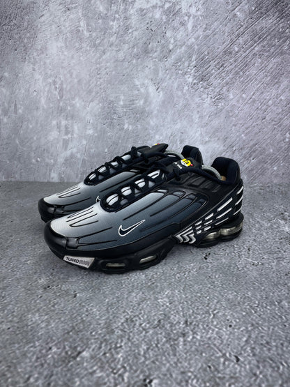 Nike Air Max Plus 3 Black White - buty sportowe, widok z boku na tle studyjnym