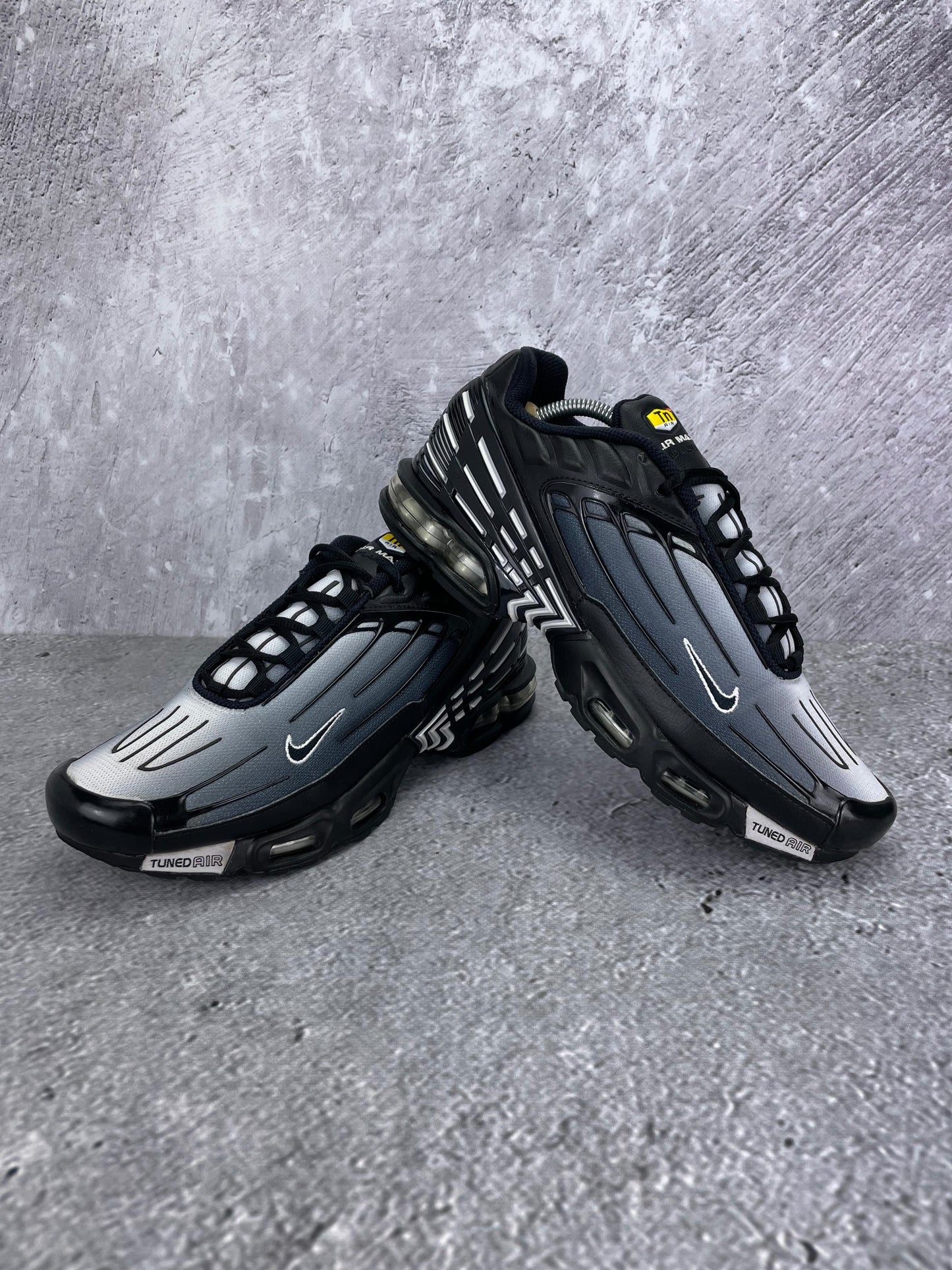Nike Air Max Plus 3 Black White - buty sportowe, para butów, widok z boku na tle studyjnym