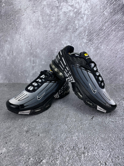 Nike Air Max Plus 3 Black White - buty sportowe, para butów, widok z boku na tle studyjnym