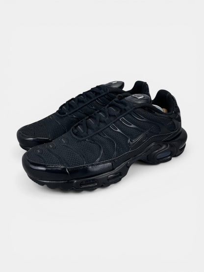 Nike Air Max Plus Triple Black - buty sportowe, widok z boku