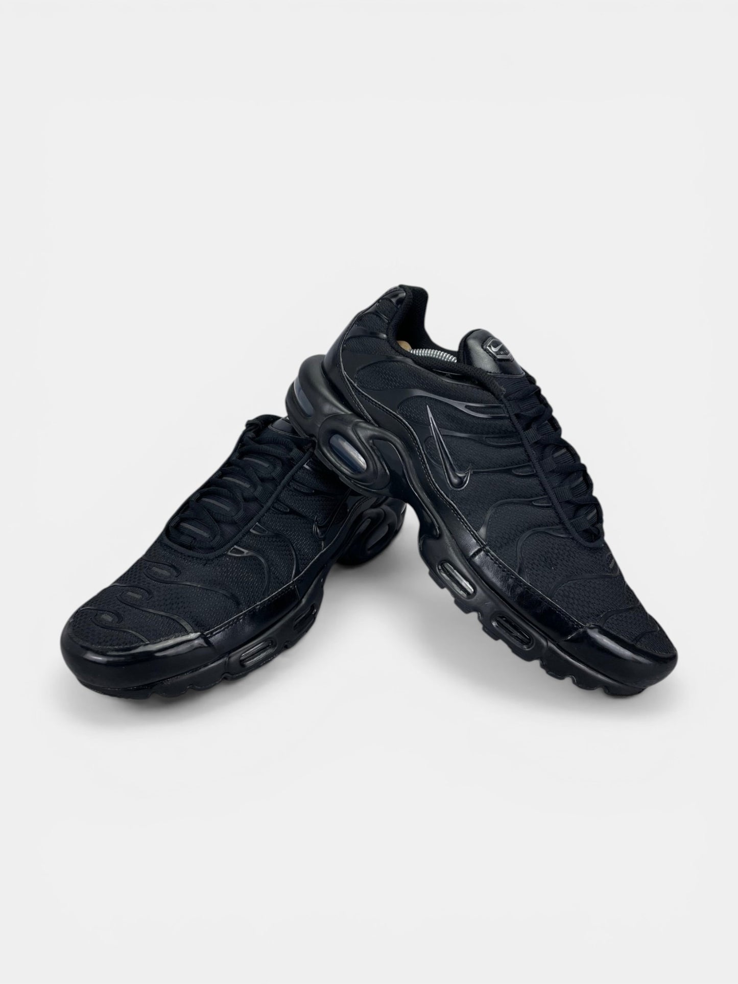 Nike Air Max Plus Triple Black - buty sportowe, boczny profil