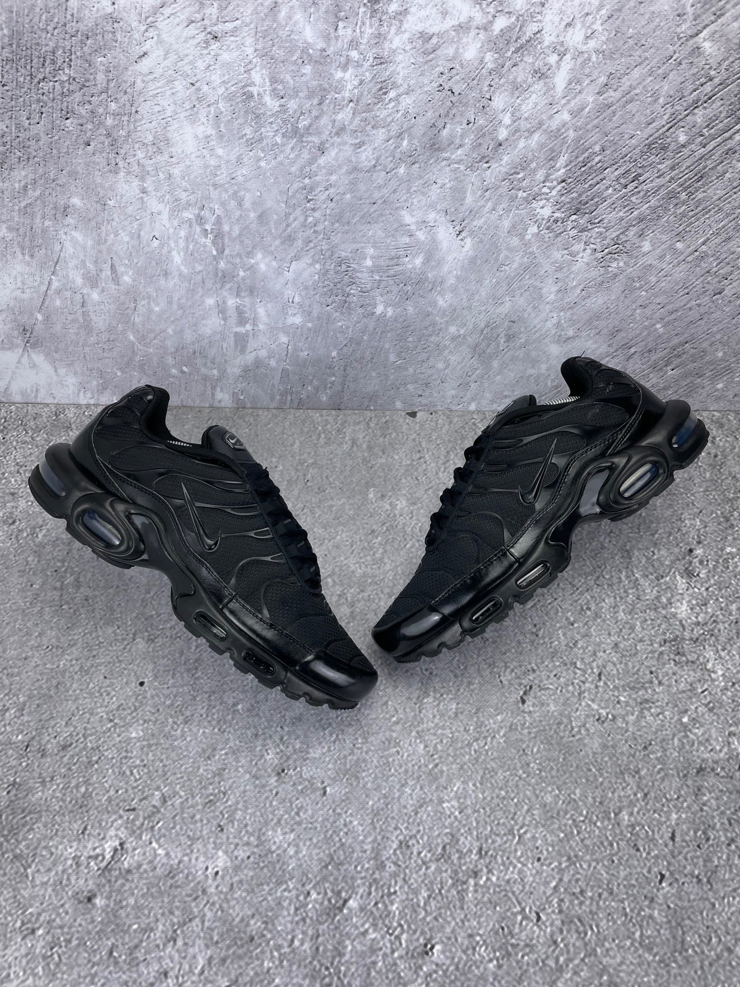 Nike Air Max Plus Triple Black - buty sportowe, widok z góry na zewnętrzną stronę butów