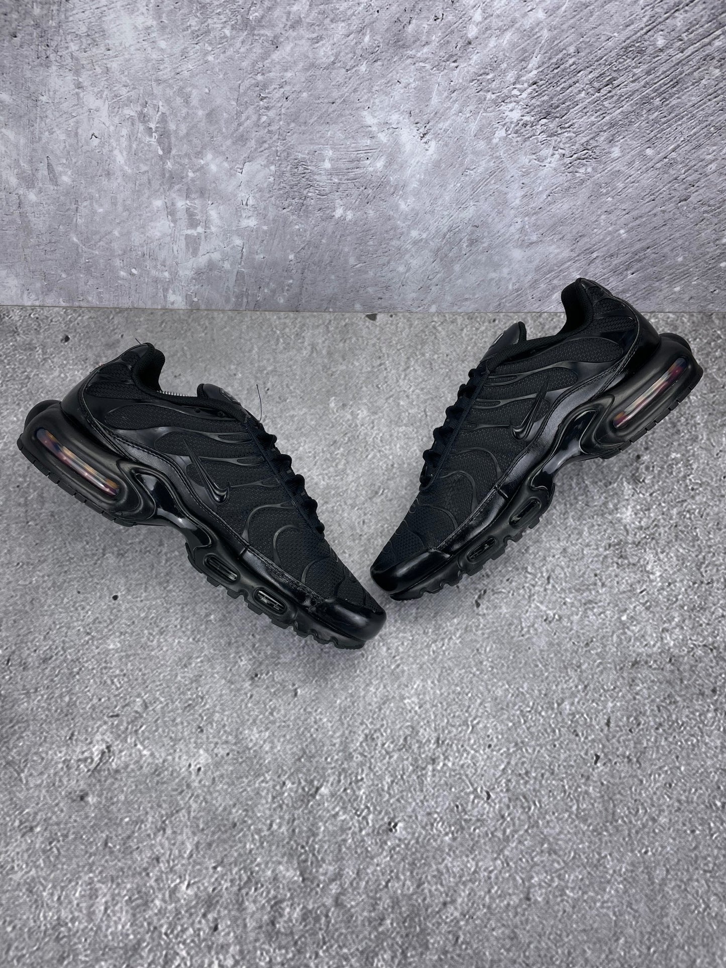 Nike Air Max Plus Triple Black - buty sportowe, zewnętrzny panel prawego buta
