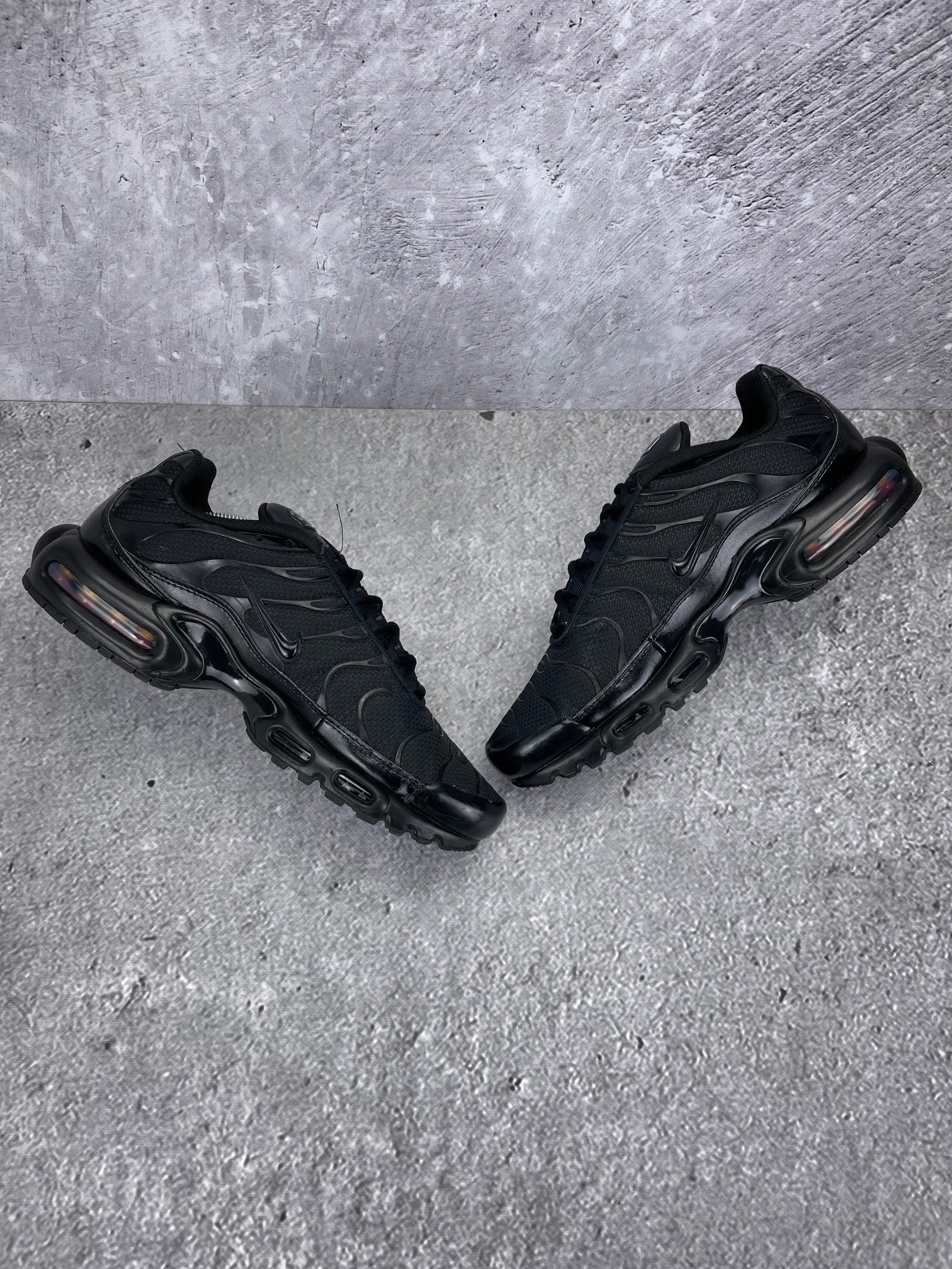 Nike Air Max Plus Triple Black - buty sportowe, zewnętrzny panel prawego buta