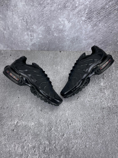 Nike Air Max Plus Triple Black - buty sportowe, zewnętrzny panel prawego buta