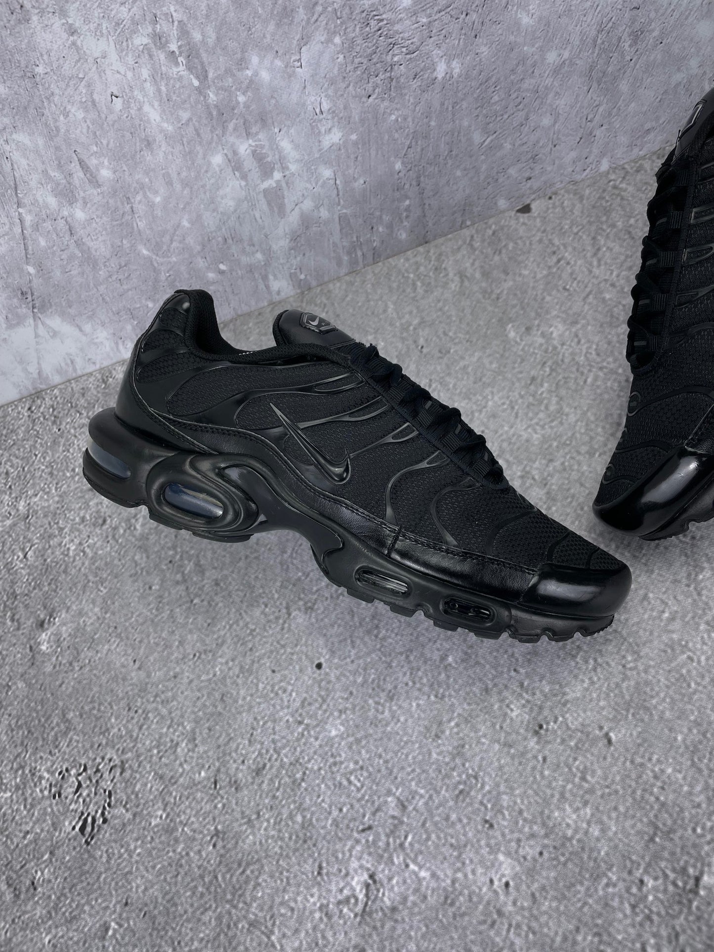 Nike Air Max Plus Triple Black - buty sportowe, zewnętrzny panel lewego buta