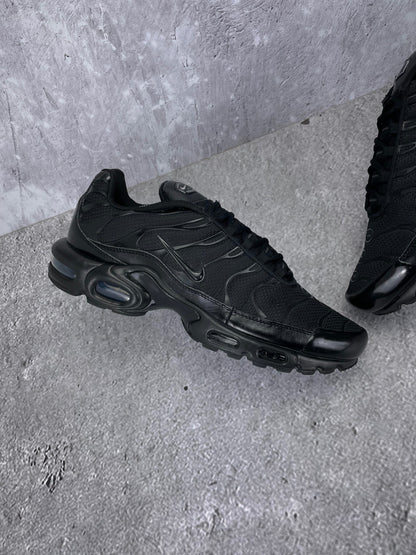 Nike Air Max Plus Triple Black - buty sportowe, zewnętrzny panel lewego buta