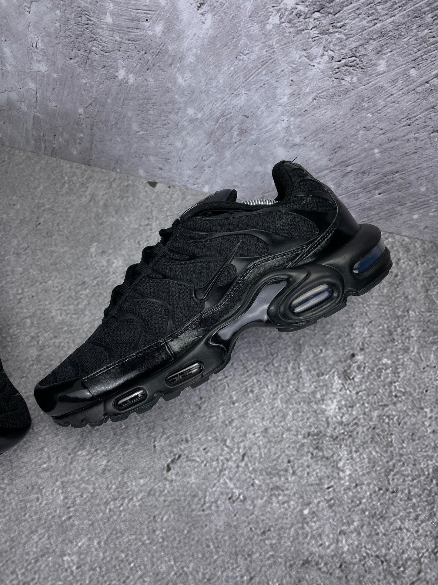 Nike Air Max Plus Triple Black - buty sportowe, widok z góry na wewnętrzną stronę butów