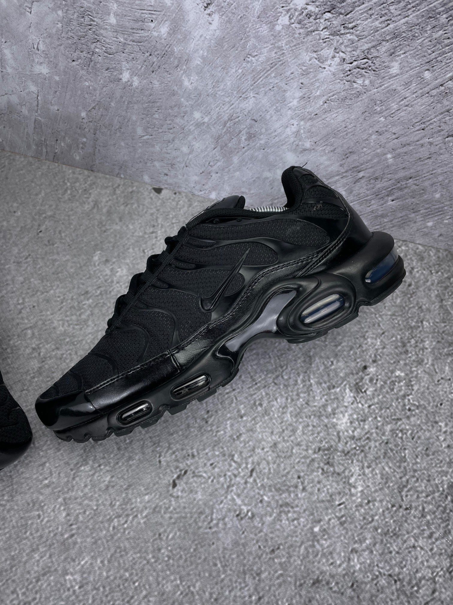 Nike Air Max Plus Triple Black - buty sportowe, widok z góry na wewnętrzną stronę butów