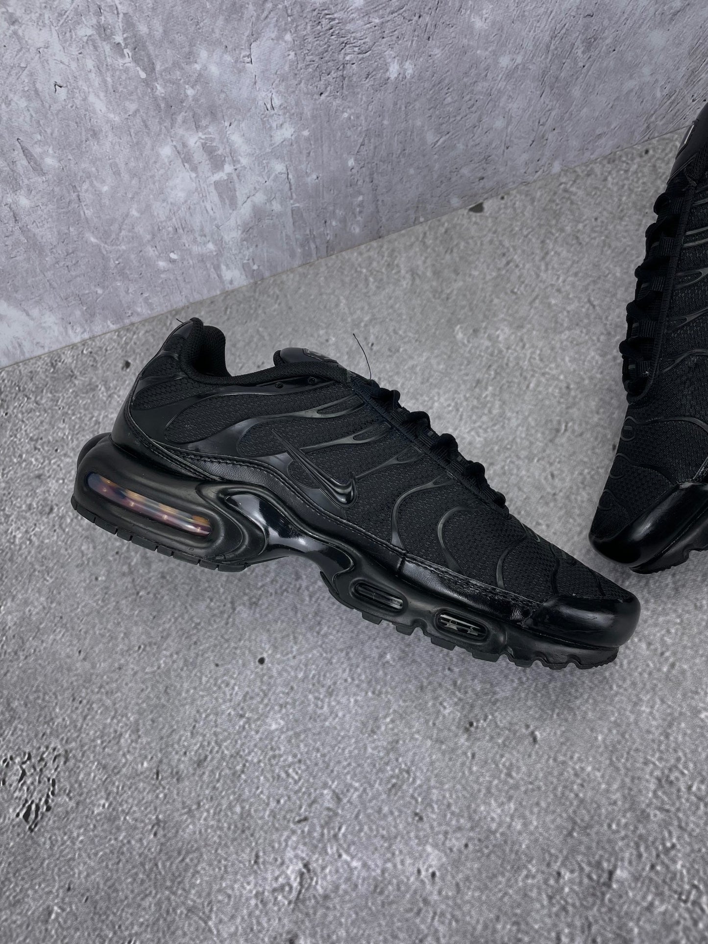 Nike Air Max Plus Triple Black - buty sportowe, wewnętrzny panel lewego buta