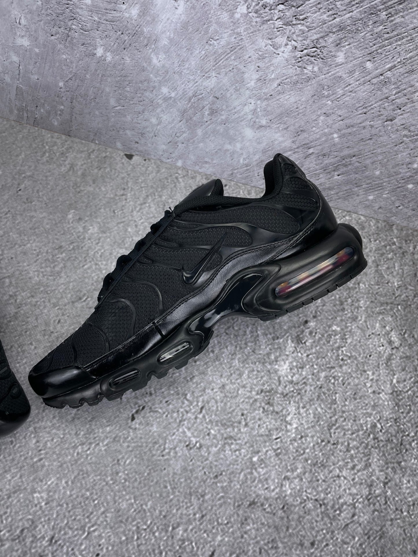 Nike Air Max Plus Triple Black - buty sportowe, wewnętrzny panel prawego buta