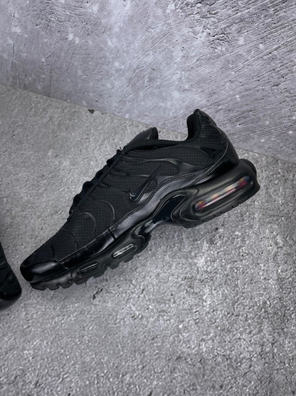 Nike Air Max Plus Triple Black - buty sportowe, wewnętrzny panel prawego buta