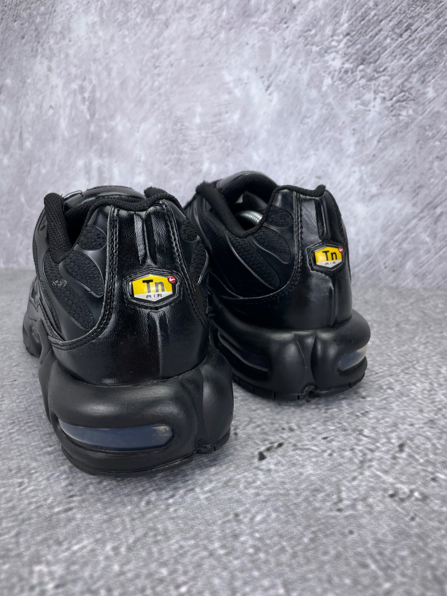 Nike Air Max Plus Triple Black - buty sportowe, widok z tyłu