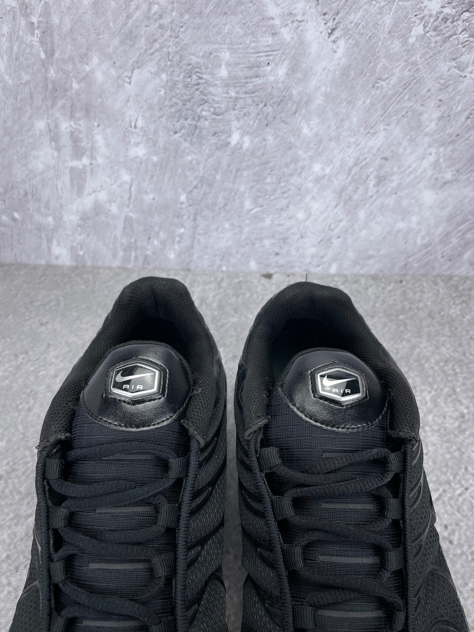 Nike Air Max Plus Triple Black - buty sportowe, zapiętki butów