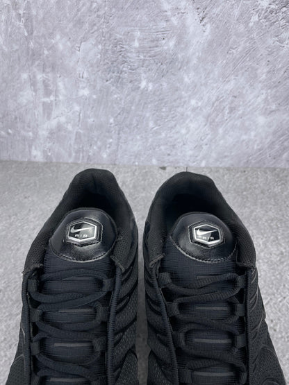 Nike Air Max Plus Triple Black - buty sportowe, zapiętki butów