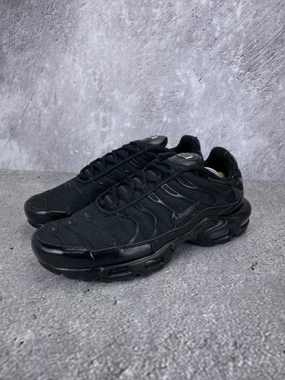 Nike Air Max Plus Triple Black - buty sportowe, widok z boku na tle studyjnym