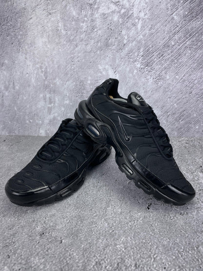 Nike Air Max Plus Triple Black - buty sportowe, para butów, widok z boku na tle studyjnym