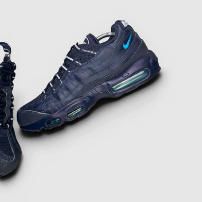 Nike Air Max 95 — buty sportowe męskie w bardzo dobrym stanie rozmiar 45, boczny profil, prawa strona