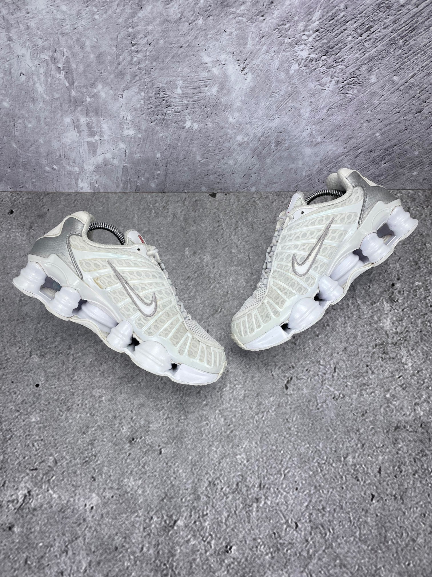 Nike Shox TL AR3566-100 - buty sportowe, zewnętrzny panel prawego buta