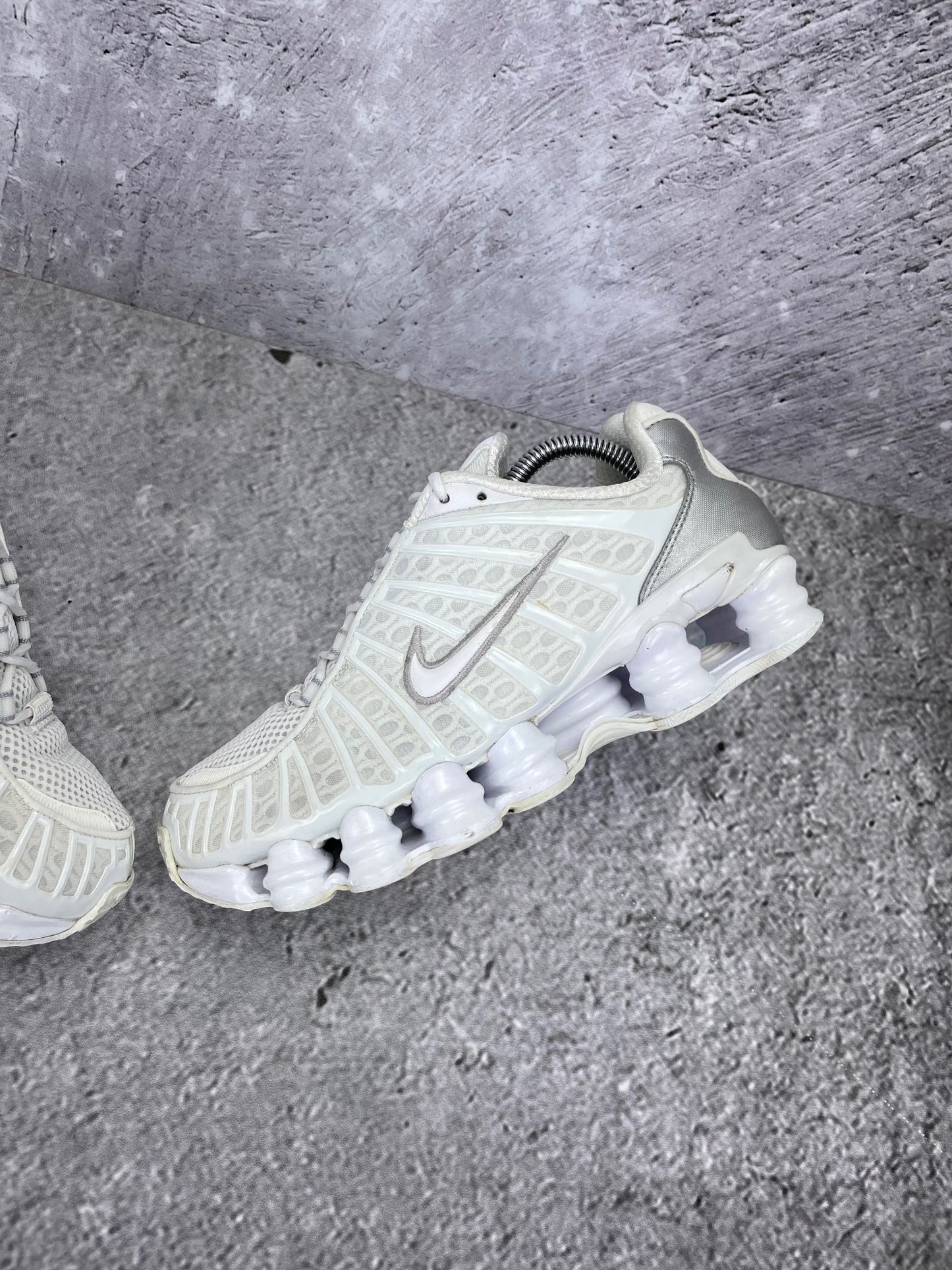 Nike Shox TL AR3566-100 - buty sportowe, widok z góry na wewnętrzną stronę butów