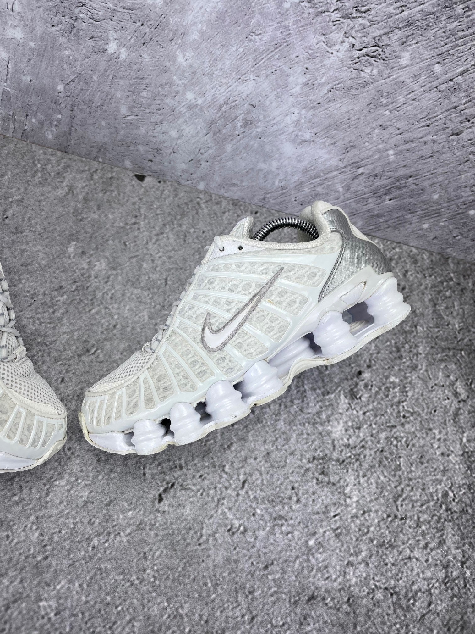 Nike Shox TL AR3566-100 - buty sportowe, widok z góry na wewnętrzną stronę butów