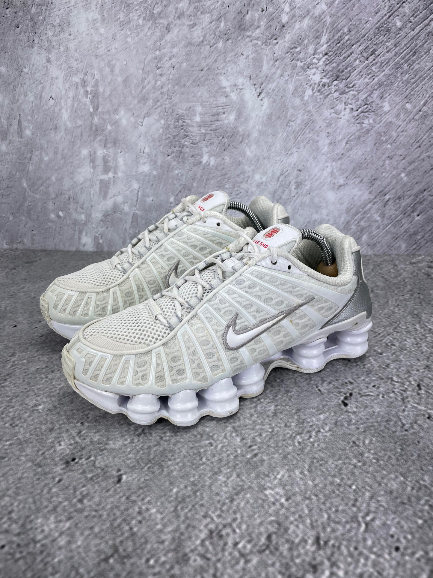Nike Shox TL AR3566-100 - buty sportowe, widok z boku na tle studyjnym