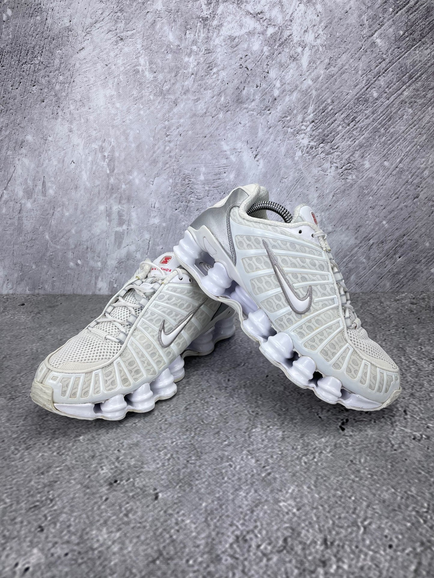 Nike Shox TL AR3566-100 - buty sportowe, para butów, widok z boku na tle studyjnym