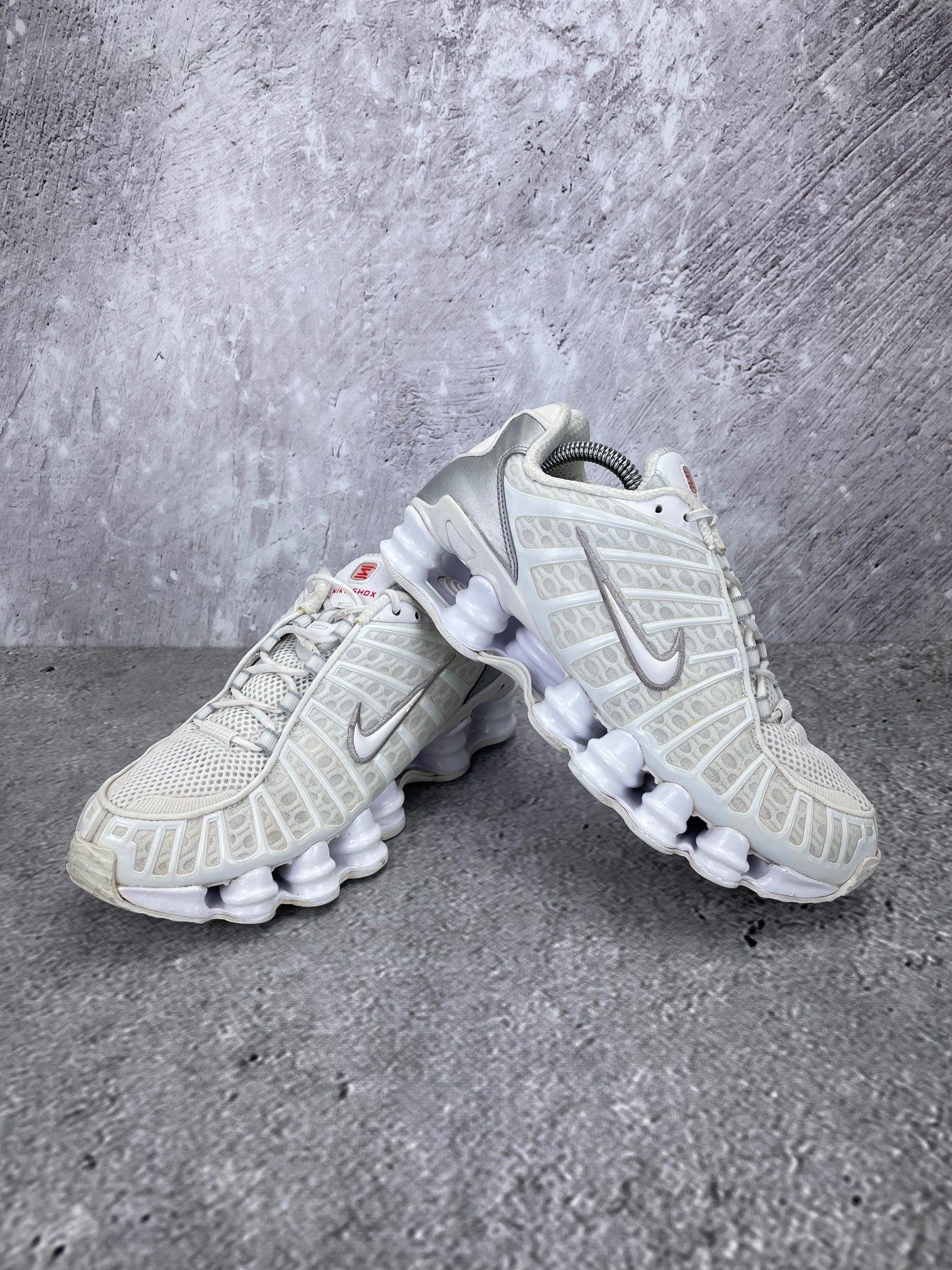 Nike Shox TL AR3566-100 - buty sportowe, para butów, widok z boku na tle studyjnym