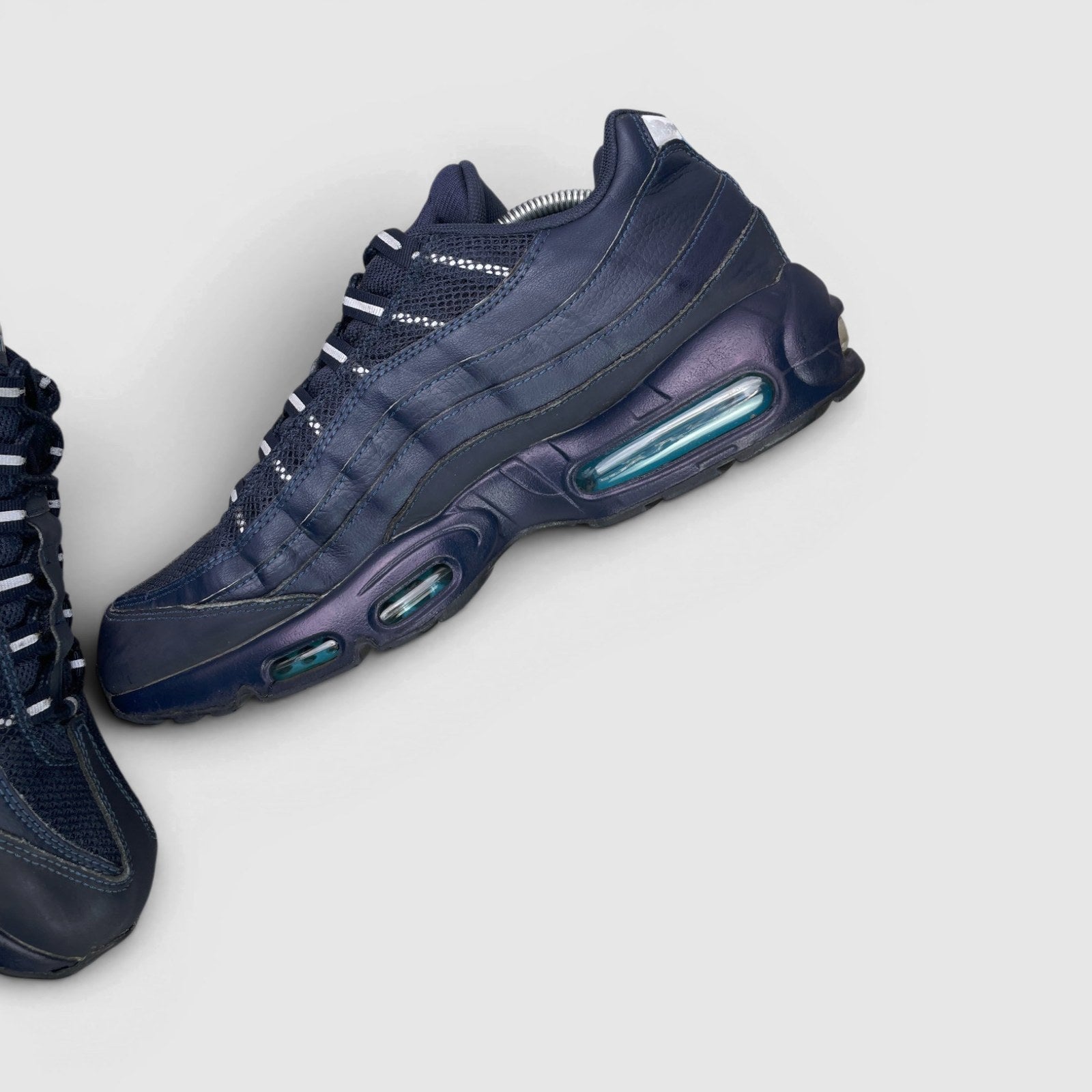 Nike Air Max 95 — buty sportowe męskie w bardzo dobrym stanie rozmiar 45, boczny profil, prawa strona