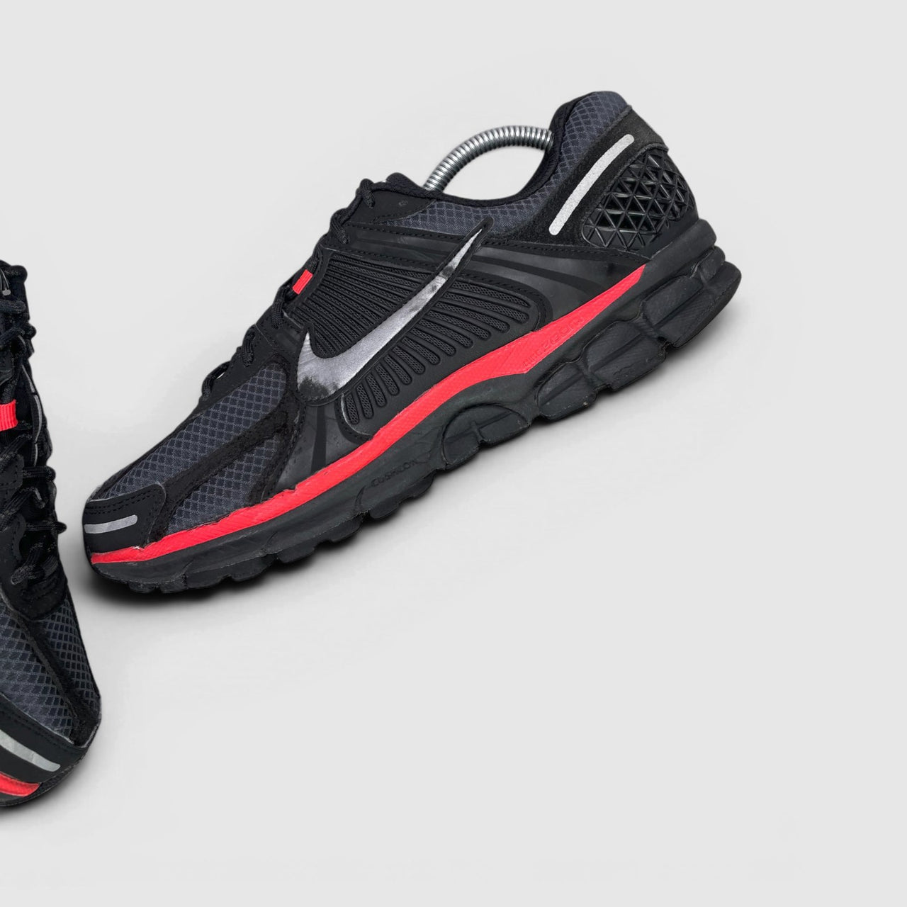 Nike Zoom Vomero 5 — buty sportowe męskie w bardzo dobrym stanie rozmiar 44, boczny profil, prawa strona