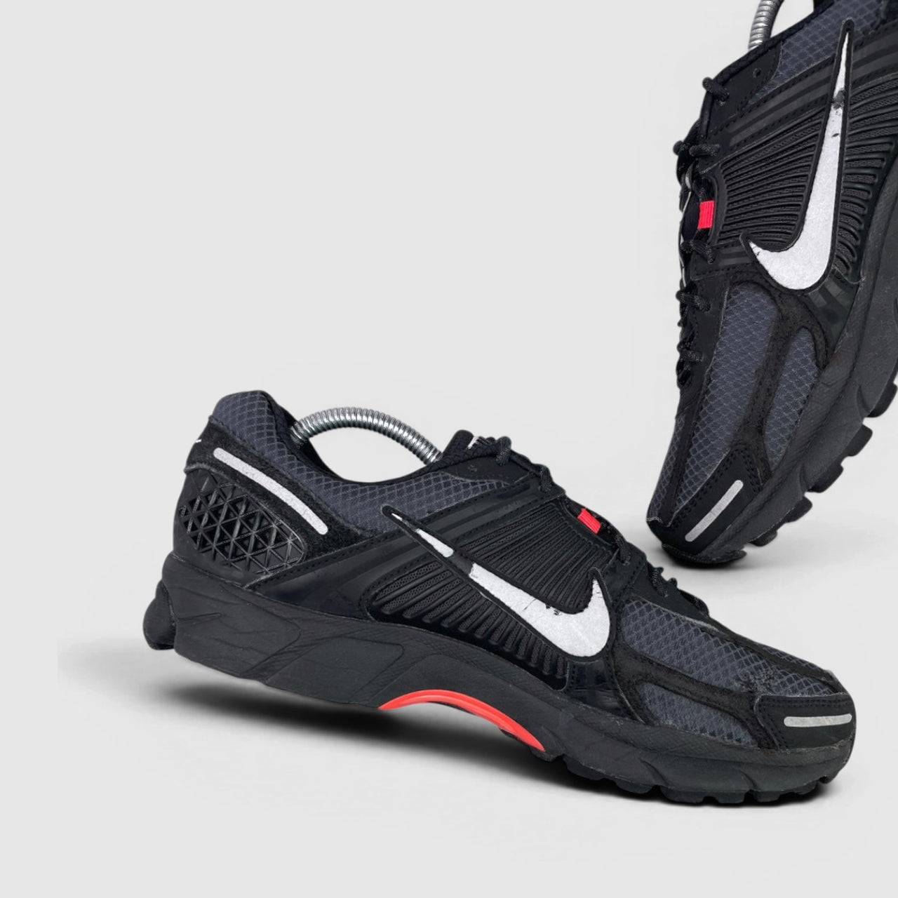 Nike Zoom Vomero 5 — buty sportowe męskie w bardzo dobrym stanie rozmiar 44, boczny profil, lewa strona