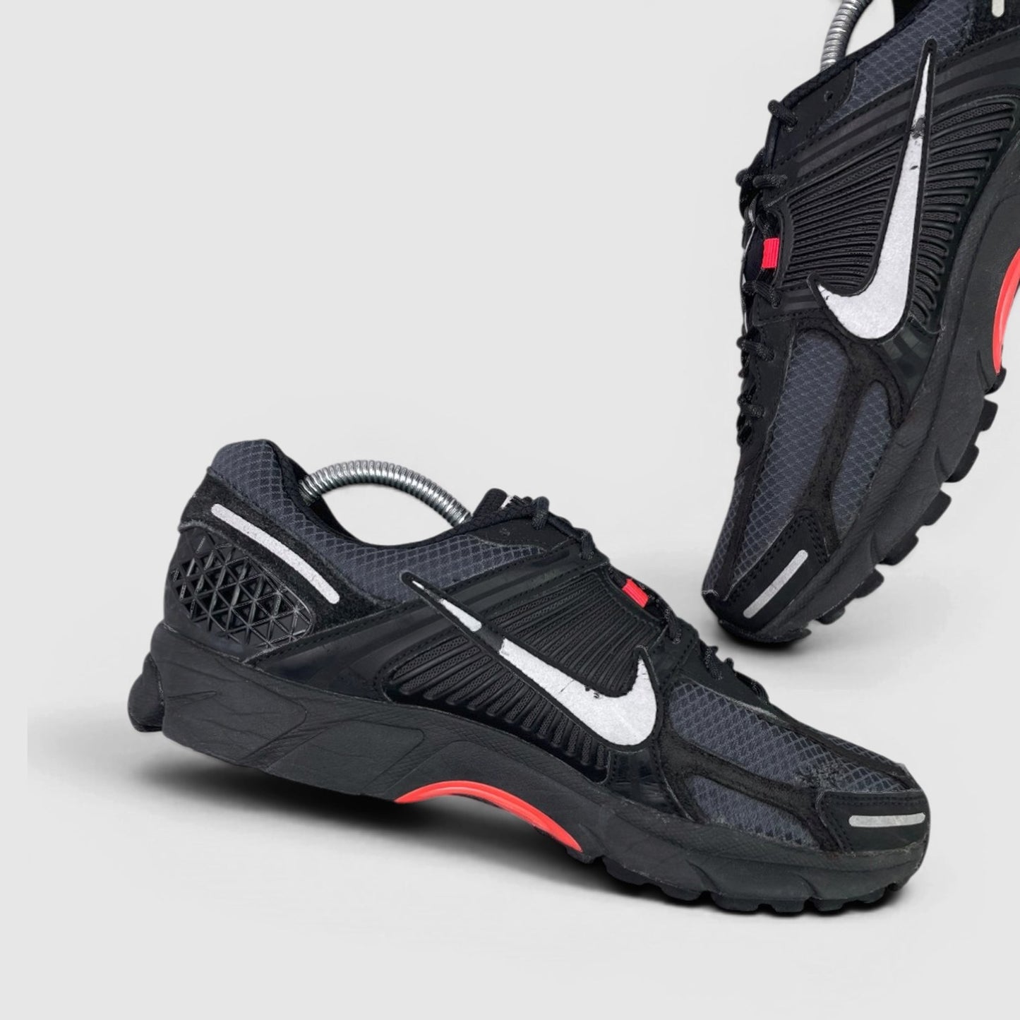 Nike Zoom Vomero 5 — buty sportowe męskie w bardzo dobrym stanie rozmiar 44, boczny profil, prawa strona