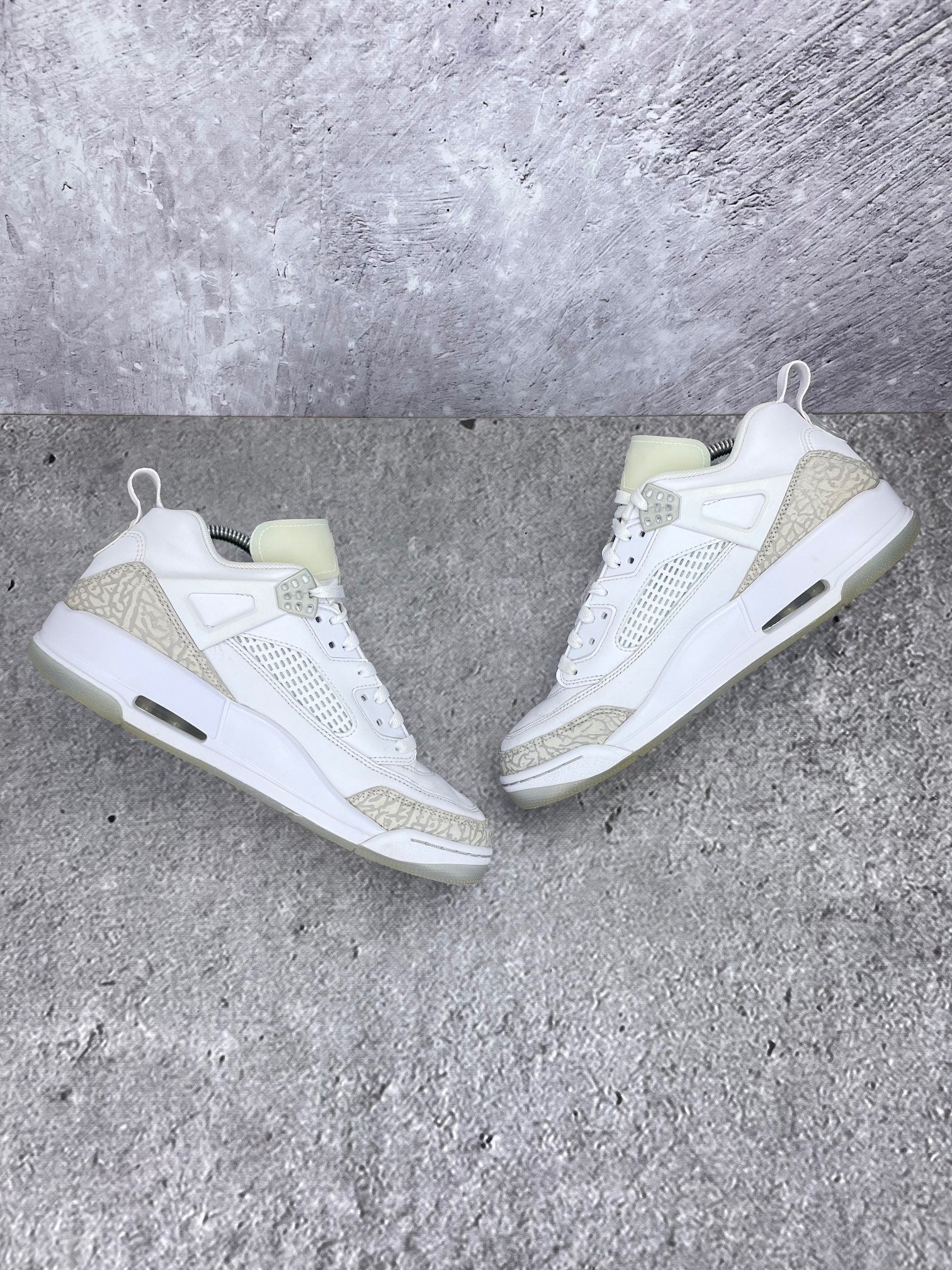 Jordan Spizike Low “White / Metallic Silver / Barely Blue / Neutral Grey” Metallic Silver / Barely Blue - buty sportowe, zewnętrzny panel prawego buta