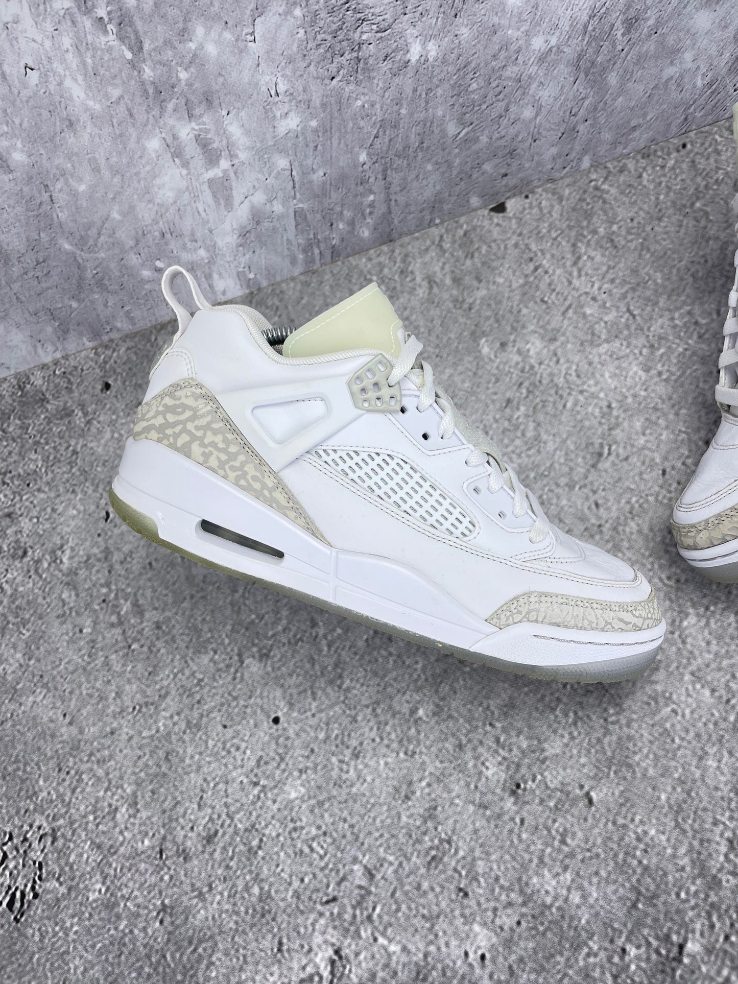 Jordan Spizike Low “White / Metallic Silver / Barely Blue / Neutral Grey” Metallic Silver / Barely Blue - buty sportowe, zewnętrzny panel lewego buta