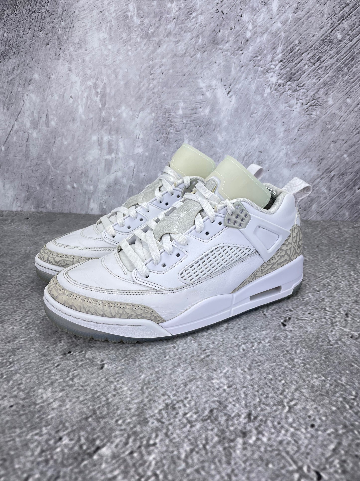 Jordan Spizike Low “White / Metallic Silver / Barely Blue / Neutral Grey” Metallic Silver / Barely Blue - buty sportowe, widok z boku na tle studyjnym
