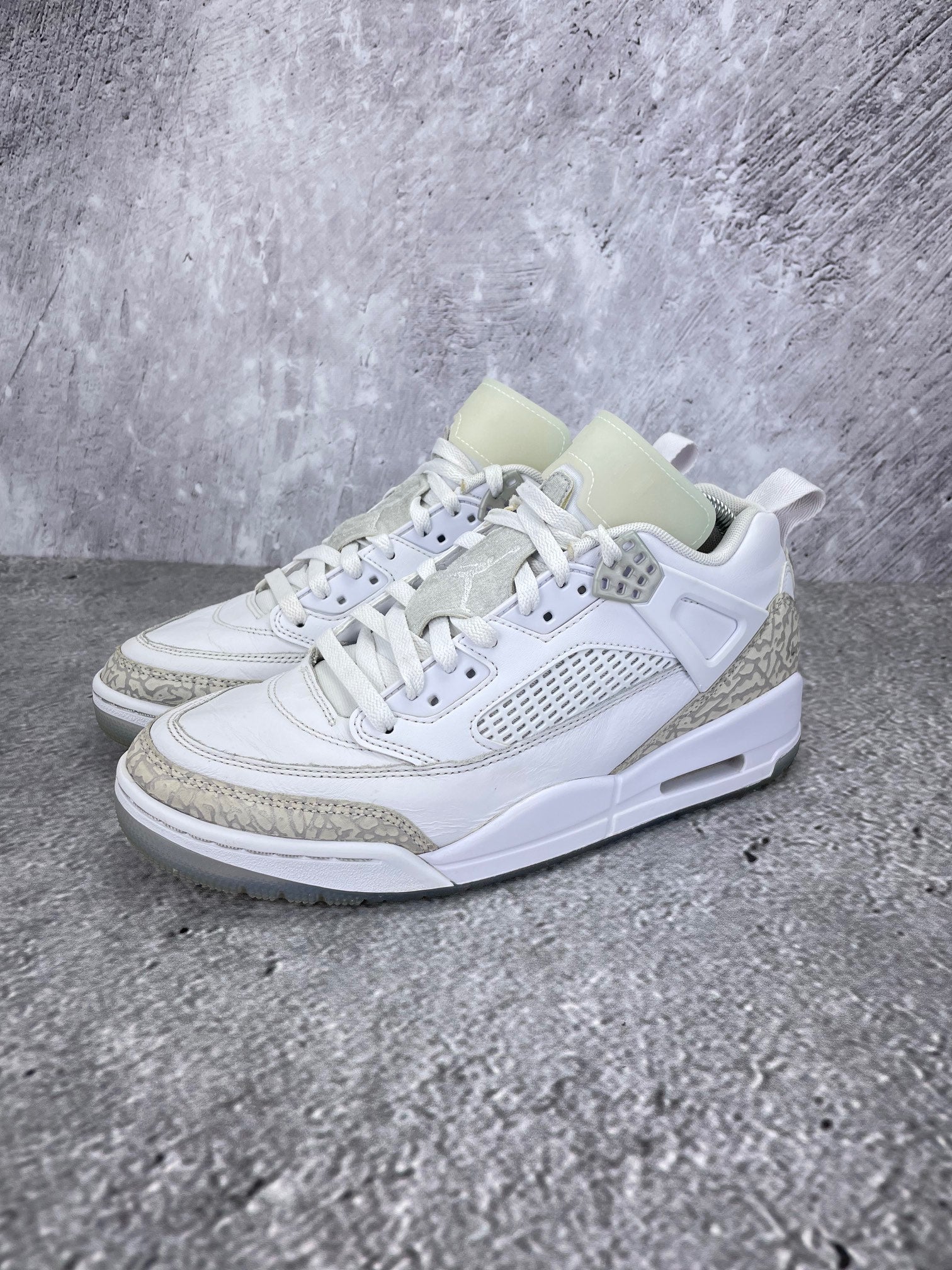 Jordan Spizike Low “White / Metallic Silver / Barely Blue / Neutral Grey” Metallic Silver / Barely Blue - buty sportowe, widok z boku na tle studyjnym