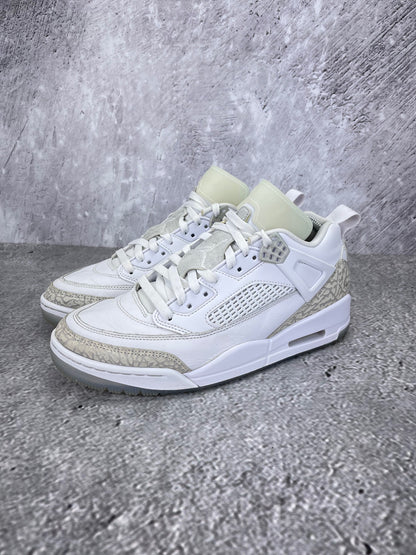 Jordan Spizike Low “White / Metallic Silver / Barely Blue / Neutral Grey” Metallic Silver / Barely Blue - buty sportowe, widok z boku na tle studyjnym